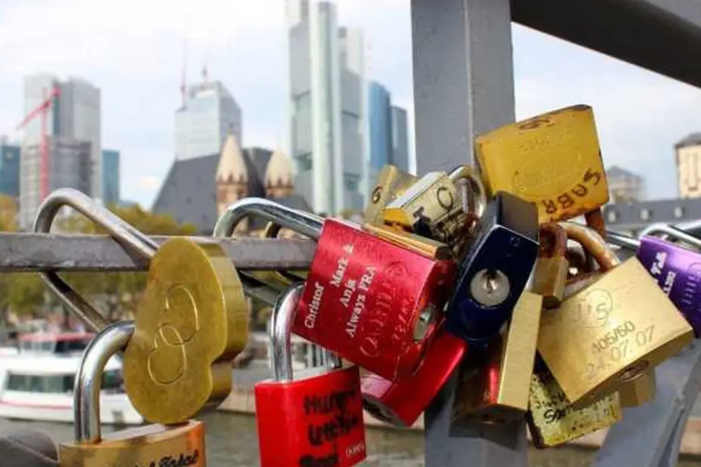 Old Town Frankfurt: The Missing Treasure Exploration Game